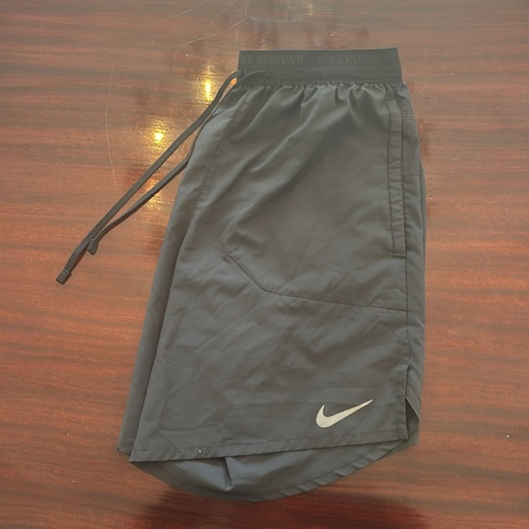 Nike Stride black shorts size Small - Picture 5 of 6